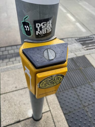 Crossing with wayfinding arrow and vibrating case in the accessible town of Marburg.